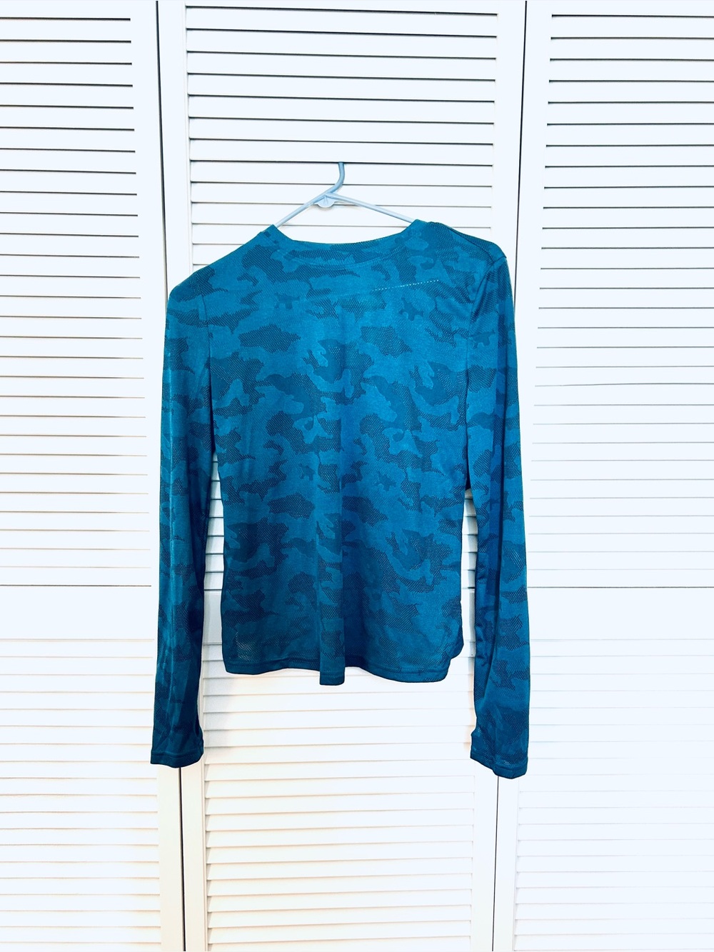 Long sleeves, back side crossed over shirt, size S